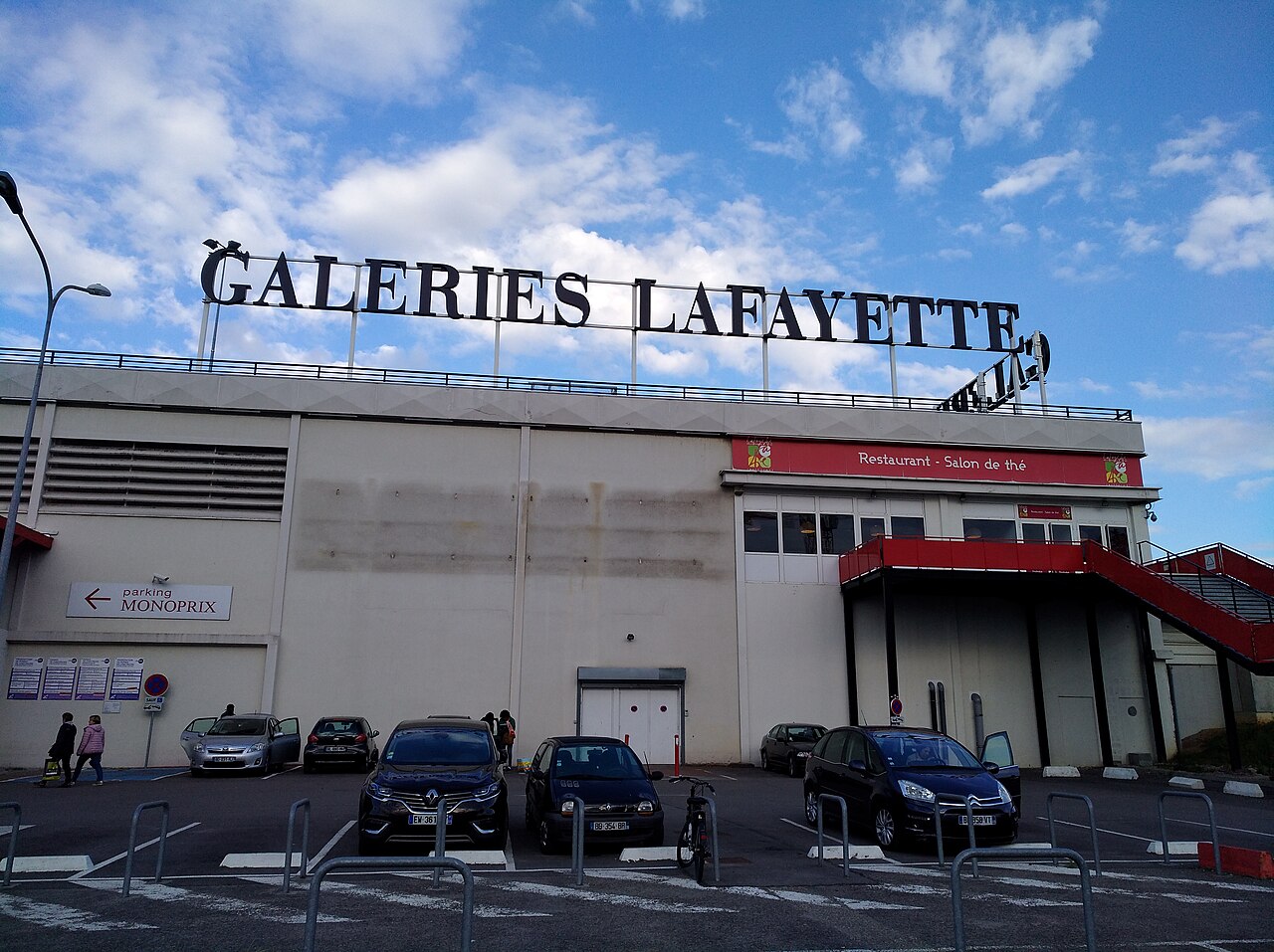 BLACK WHITE (cellule R09) – GALERIES LAFAYETTE