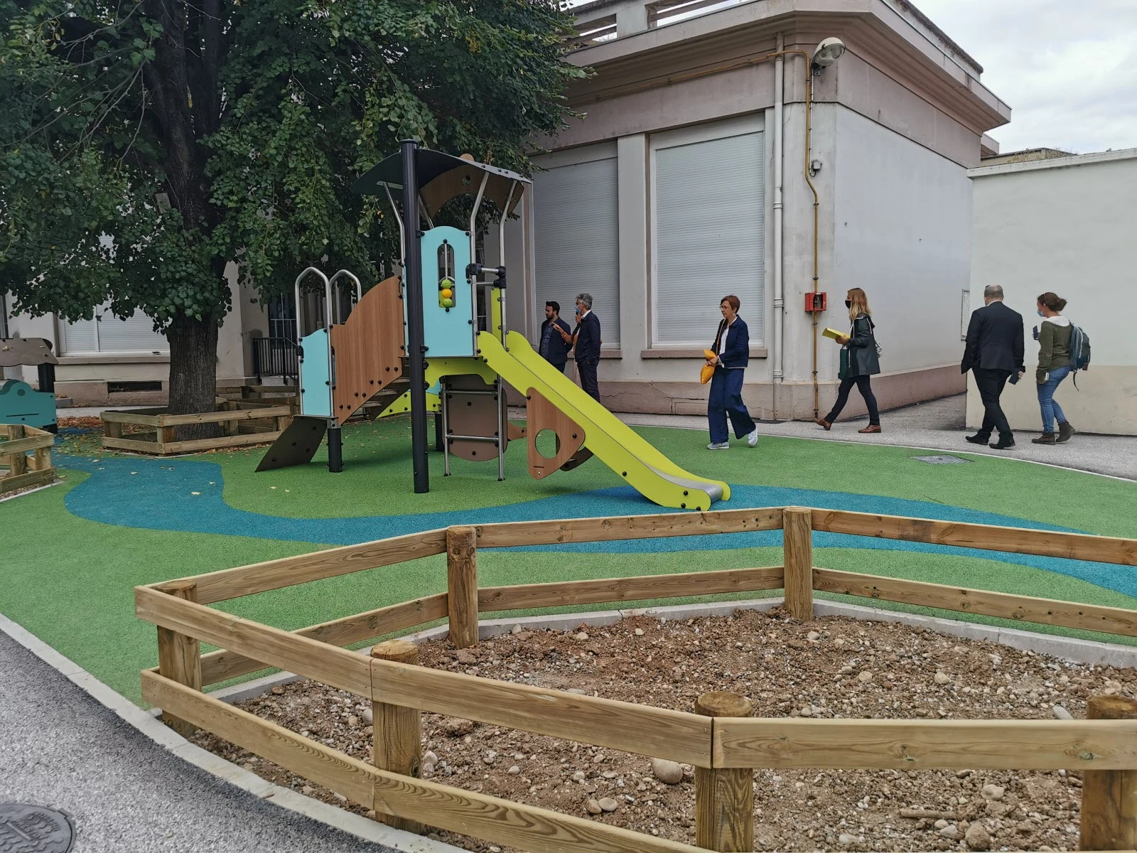 végétalisation  du Groupe scolaire Descartes