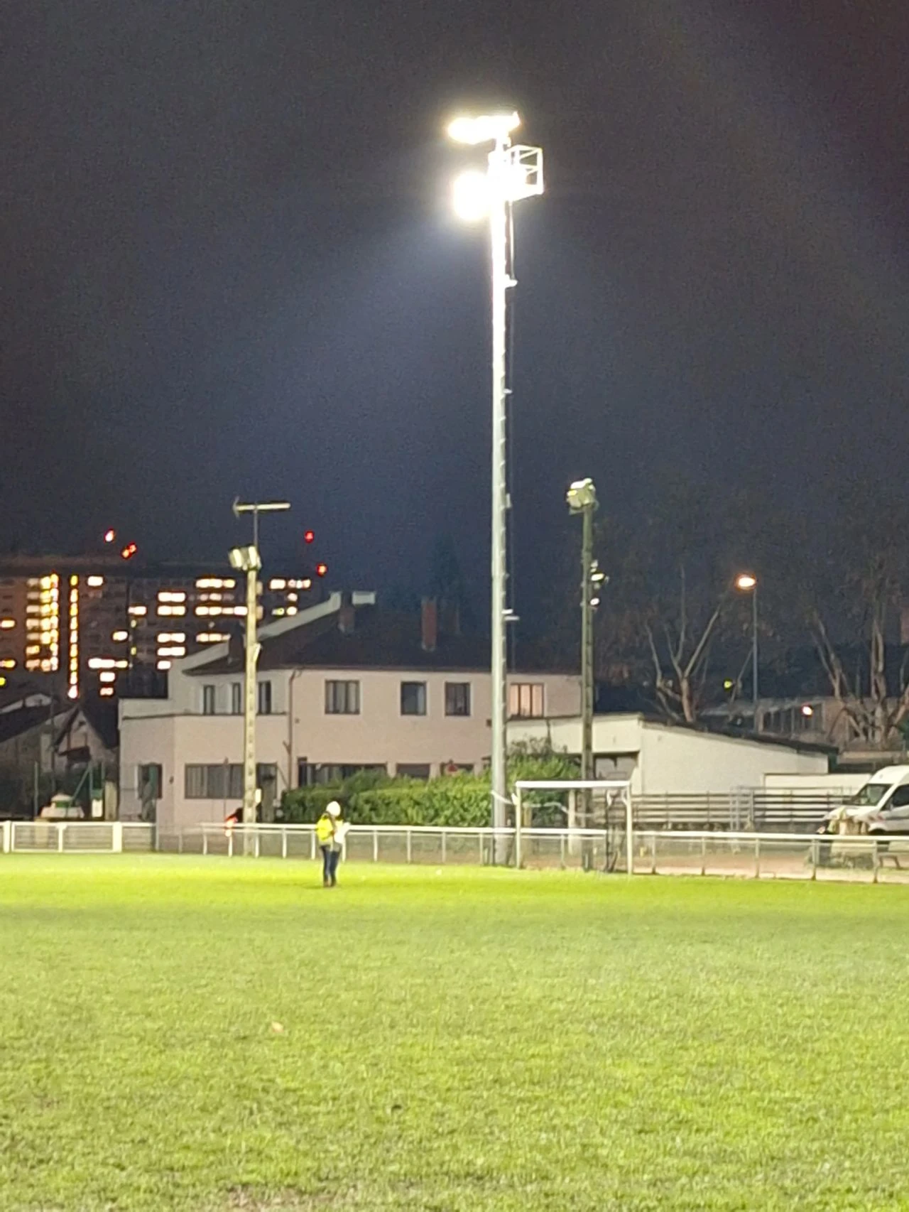 Modernisation de l'éclairage du stade Ahmed-Mokrane
